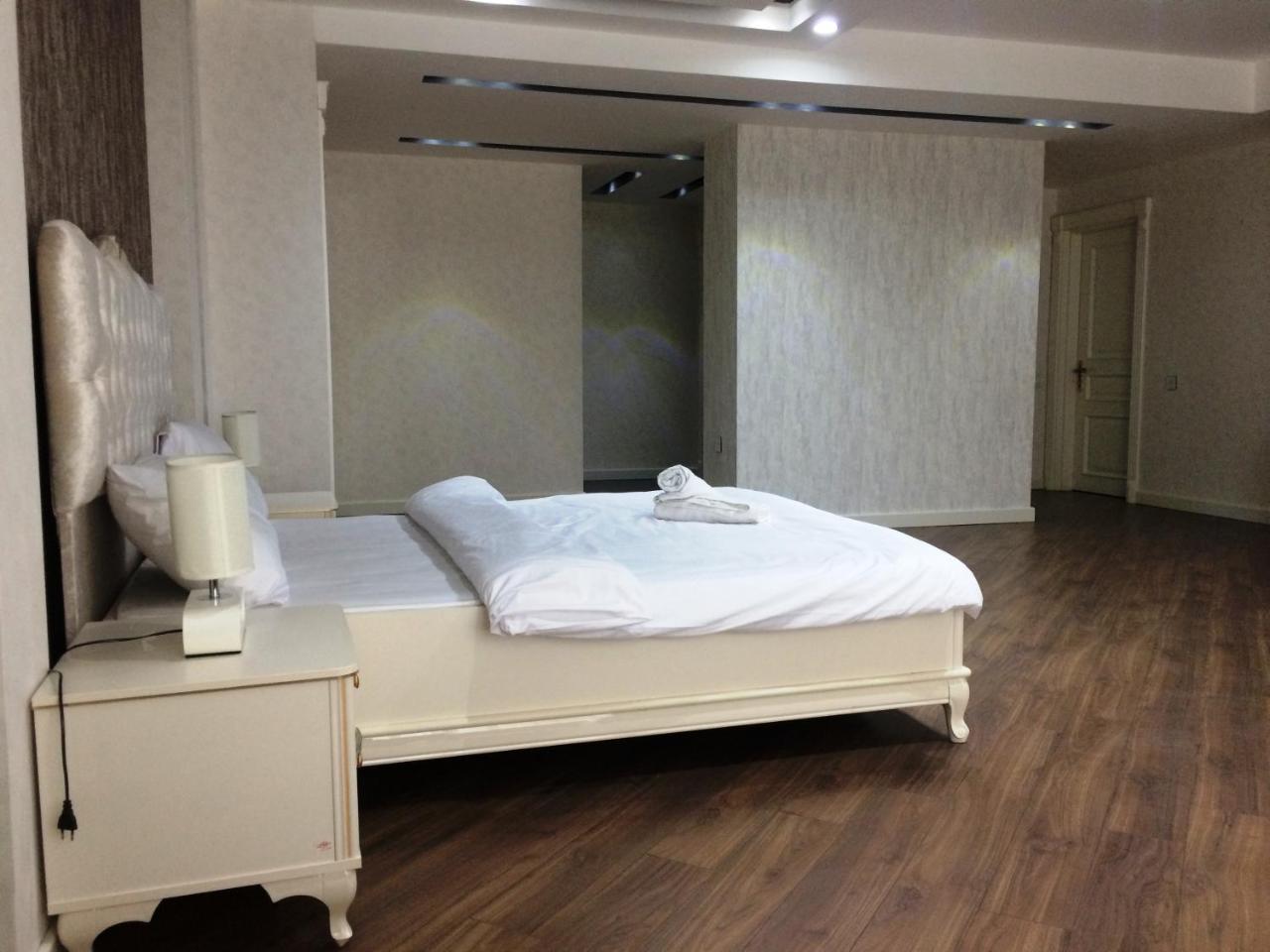 Park Azure Apartment Deluxe 2 Bedroom Baku Bagian luar foto